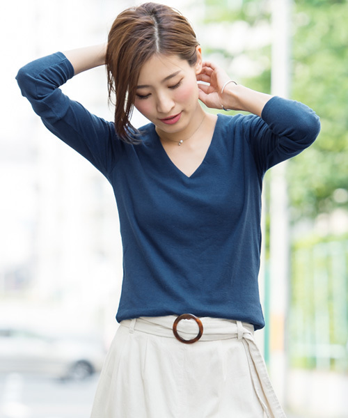 Pierrot（ピエロ）の「1枚でも透けにくい前身頃2枚仕立て Vネックテレコリブカットソー（Tシャツ/カットソー・レディース・オフホワイト/杢グレー/ブラック/カーキ/ネイビー/ブラック×ホワイト/ブラウン系その他/ブルー/マスタード/ホワイト×ブラック/グリーン/レッド/イエロー/パープル系その他/グリーン系その他/ライトブルー/イエロー系その他/ブルー系その他2/ブラウン系その他2/アイボリー/ブルー系その他/ライトベージュ/オレンジ系その他/グリーン系その他2/ライトグレー/ブラウン・M/L）」の18枚目の写真