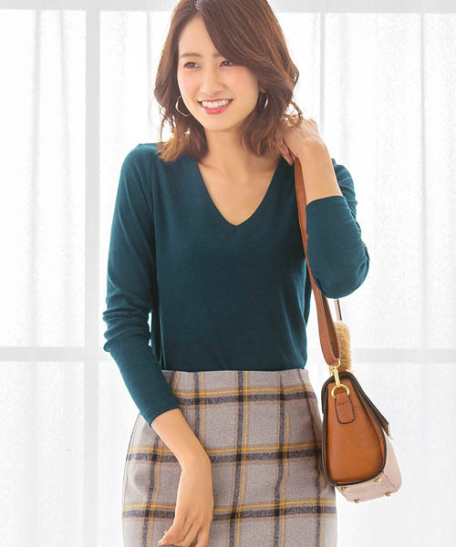 Pierrot（ピエロ）の「1枚でも透けにくい前身頃2枚仕立て Vネックテレコリブカットソー（Tシャツ/カットソー・レディース・オフホワイト/杢グレー/ブラック/カーキ/ネイビー/ブラック×ホワイト/ブラウン系その他/ブルー/マスタード/ホワイト×ブラック/グリーン/レッド/イエロー/パープル系その他/グリーン系その他/ライトブルー/イエロー系その他/ブルー系その他2/ブラウン系その他2/アイボリー/ブルー系その他/ライトベージュ/オレンジ系その他/グリーン系その他2/ライトグレー/ブラウン・M/L）」の13枚目の写真