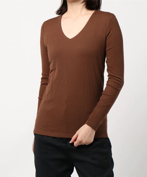 Pierrot（ピエロ）の「1枚でも透けにくい前身頃2枚仕立て Vネックテレコリブカットソー（Tシャツ/カットソー・レディース・オフホワイト/杢グレー/ブラック/カーキ/ネイビー/ブラック×ホワイト/ブラウン系その他/ブルー/マスタード/ホワイト×ブラック/グリーン/レッド/イエロー/パープル系その他/グリーン系その他/ライトブルー/イエロー系その他/ブルー系その他2/ブラウン系その他2/アイボリー/ブルー系その他/ライトベージュ/オレンジ系その他/グリーン系その他2/ライトグレー/ブラウン・M/L）」の8枚目の写真