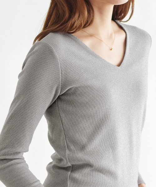 Pierrot（ピエロ）の「1枚でも透けにくい前身頃2枚仕立て Vネックテレコリブカットソー（Tシャツ/カットソー・レディース・オフホワイト/杢グレー/ブラック/カーキ/ネイビー/ブラック×ホワイト/ブラウン系その他/ブルー/マスタード/ホワイト×ブラック/グリーン/レッド/イエロー/パープル系その他/グリーン系その他/ライトブルー/イエロー系その他/ブルー系その他2/ブラウン系その他2/アイボリー/ブルー系その他/ライトベージュ/オレンジ系その他/グリーン系その他2/ライトグレー/ブラウン・M/L）」の7枚目の写真