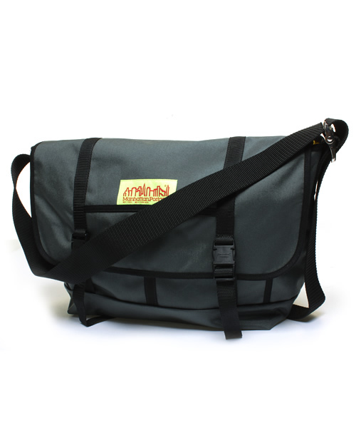 Manhattan Portage（マンハッタンポーテージ）の「Bike Messenger L（メッセンジャーバッグ・メンズ・ブラック/ネイビー/パープル/レッド/グレー/グリーン系カモフラージュ・LARGE）」の2枚目の写真