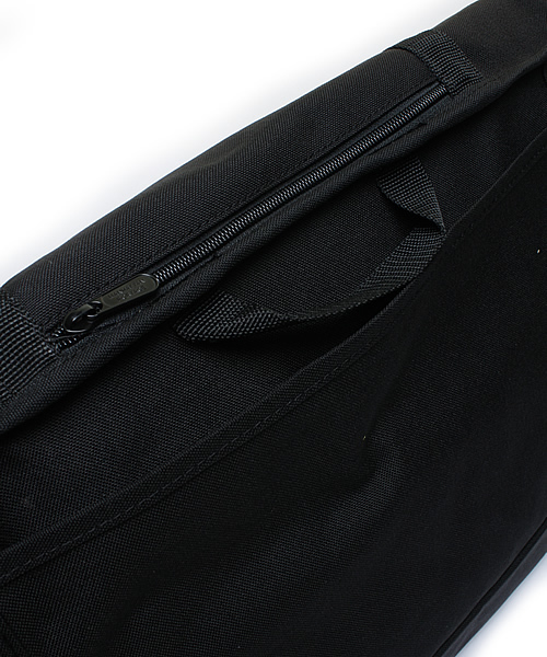 Manhattan Portage（マンハッタンポーテージ）の「Bike Messenger L（メッセンジャーバッグ・メンズ・ブラック/ネイビー/パープル/レッド/グレー/グリーン系カモフラージュ・LARGE）」の13枚目の写真