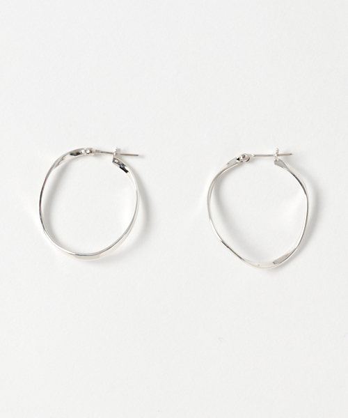Ray BEAMS(レイビームス)の「Ray BEAMS / ツイスト フープ ピアス 20mm(ピアス(両耳用)・レディース・シルバー・ONE SIZE)」の1枚目の写真