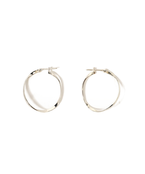 Ray BEAMS(レイビームス)の「Ray BEAMS / ツイスト フープ ピアス 20mm(ピアス(両耳用)・レディース・シルバー・ONE SIZE)」の2枚目の写真