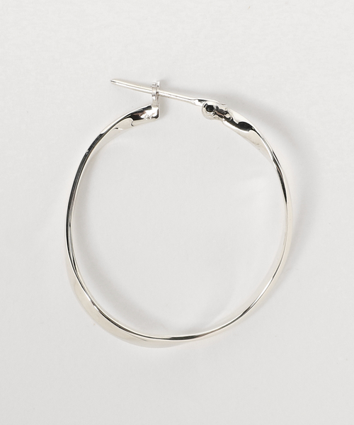 Ray BEAMS(レイビームス)の「Ray BEAMS / ツイスト フープ ピアス 20mm(ピアス(両耳用)・レディース・シルバー・ONE SIZE)」の3枚目の写真
