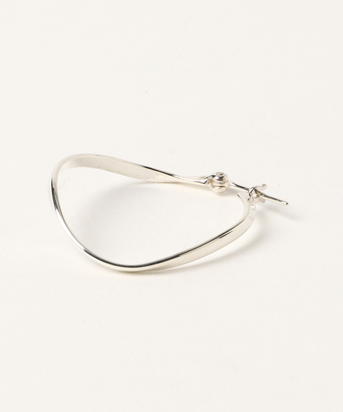 Ray BEAMS(レイビームス)の「Ray BEAMS / ツイスト フープ ピアス 20mm(ピアス(両耳用)・レディース・シルバー・ONE SIZE)」の4枚目の写真