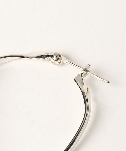 Ray BEAMS(レイビームス)の「Ray BEAMS / ツイスト フープ ピアス 20mm(ピアス(両耳用)・レディース・シルバー・ONE SIZE)」の5枚目の写真