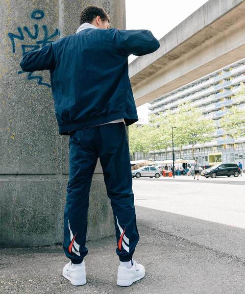 Reebok（リーボック）の「クラシックス ベクター トラックジャケット / Classics Vector Track Jacket（ナイロンジャケット・メンズ・グリーン/エメラルド/イエロー×ブラック/ブラック×ホワイト/ネイビー×ホワイト/ネイビー/ホワイト・SMALL/MEDIUM/LARGE/X-LARGE/XX-LARGE/XXX-LARGE/X-SMALL）」の11枚目の写真