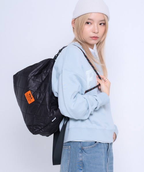 FILA（フィラ）の「FILA フィラ ブランド ロゴ 大容量 パデット キルティング ショルダーベルト パラコードハンドル 2WAY ドラム ショルダーバッグ 約25L（ショルダーバッグ・レディース・ブラック系/カーキ/アイボリー/ブラック/ブラック×レッド/トリコロール/ピンク・FREE）」の5枚目の写真