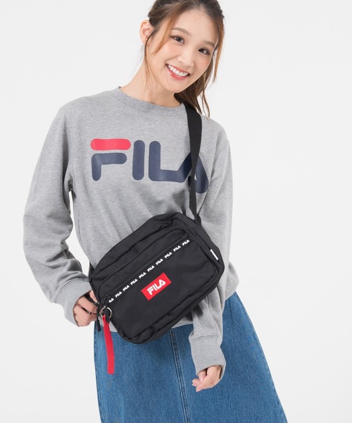 FILA（フィラ）の「FILA フィラ ブランド ロゴ 大容量 パデット キルティング ショルダーベルト パラコードハンドル 2WAY ドラム ショルダーバッグ 約25L（ショルダーバッグ・レディース・ブラック系/カーキ/アイボリー/ブラック/ブラック×レッド/トリコロール/ピンク・FREE）」の4枚目の写真