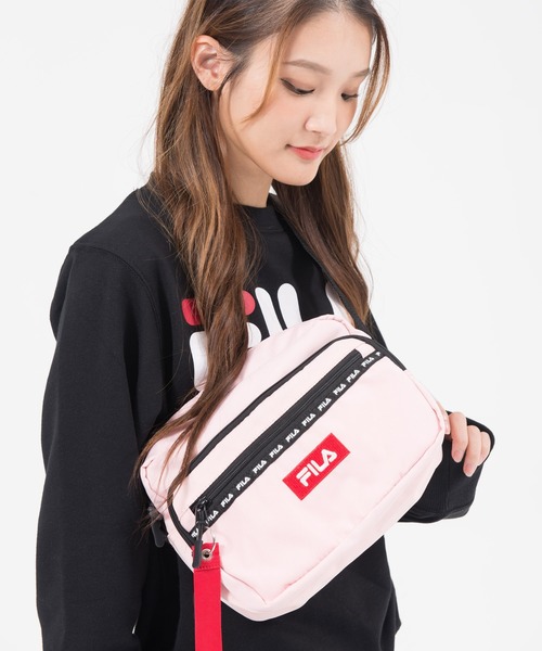 FILA（フィラ）の「FILA フィラ ブランド ロゴ 大容量 パデット キルティング ショルダーベルト パラコードハンドル 2WAY ドラム ショルダーバッグ 約25L（ショルダーバッグ・レディース・ブラック系/カーキ/アイボリー/ブラック/ブラック×レッド/トリコロール/ピンク・FREE）」の6枚目の写真