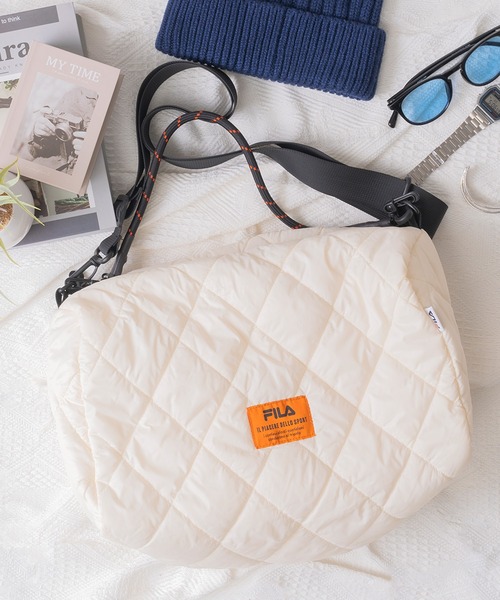FILA（フィラ）の「FILA フィラ ブランド ロゴ 大容量 パデット キルティング ショルダーベルト パラコードハンドル 2WAY ドラム ショルダーバッグ 約25L（ショルダーバッグ・レディース・ブラック系/カーキ/アイボリー/ブラック/ブラック×レッド/トリコロール/ピンク・FREE）」の2枚目の写真
