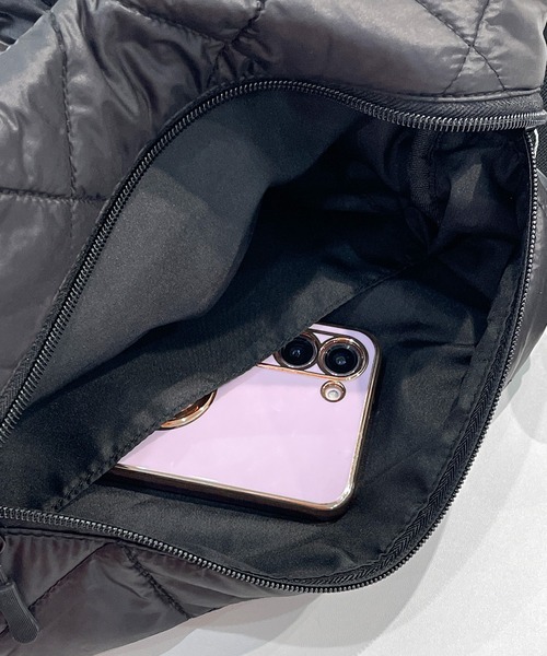 FILA（フィラ）の「FILA フィラ ブランド ロゴ 大容量 パデット キルティング ショルダーベルト パラコードハンドル 2WAY ドラム ショルダーバッグ 約25L（ショルダーバッグ・レディース・ブラック系/カーキ/アイボリー/ブラック/ブラック×レッド/トリコロール/ピンク・FREE）」の21枚目の写真