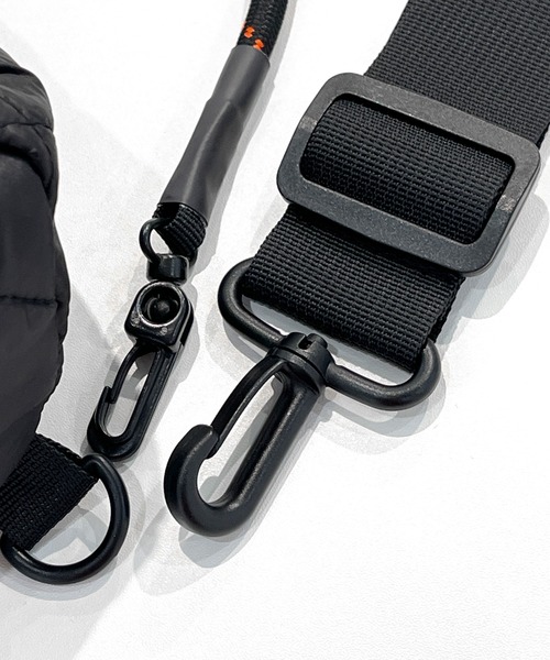 FILA（フィラ）の「FILA フィラ ブランド ロゴ 大容量 パデット キルティング ショルダーベルト パラコードハンドル 2WAY ドラム ショルダーバッグ 約25L（ショルダーバッグ・レディース・ブラック系/カーキ/アイボリー/ブラック/ブラック×レッド/トリコロール/ピンク・FREE）」の22枚目の写真