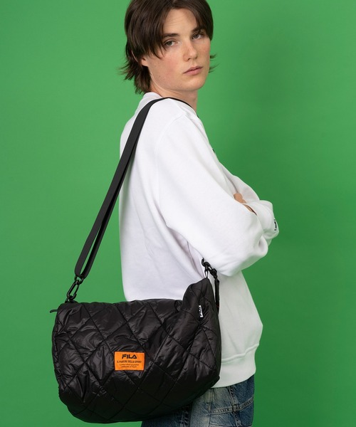 FILA（フィラ）の「FILA フィラ ブランド ロゴ 大容量 パデット キルティング ショルダーベルト パラコードハンドル 2WAY ドラム ショルダーバッグ 約25L（ショルダーバッグ・レディース・ブラック系/カーキ/アイボリー/ブラック/ブラック×レッド/トリコロール/ピンク・FREE）」の15枚目の写真