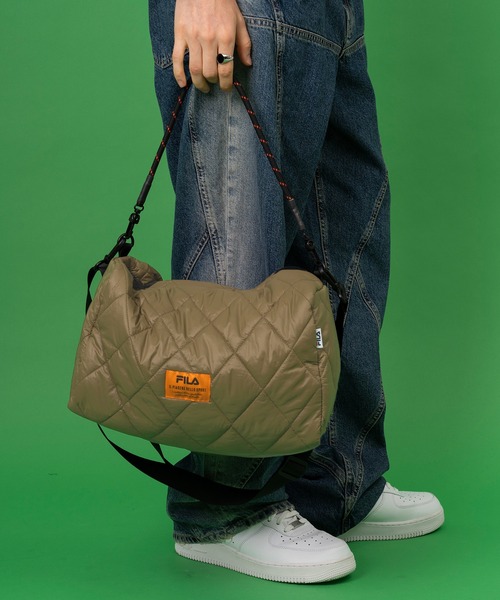 FILA（フィラ）の「FILA フィラ ブランド ロゴ 大容量 パデット キルティング ショルダーベルト パラコードハンドル 2WAY ドラム ショルダーバッグ 約25L（ショルダーバッグ・レディース・ブラック系/カーキ/アイボリー/ブラック/ブラック×レッド/トリコロール/ピンク・FREE）」の14枚目の写真