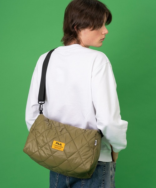 FILA（フィラ）の「FILA フィラ ブランド ロゴ 大容量 パデット キルティング ショルダーベルト パラコードハンドル 2WAY ドラム ショルダーバッグ 約25L（ショルダーバッグ・レディース・ブラック系/カーキ/アイボリー/ブラック/ブラック×レッド/トリコロール/ピンク・FREE）」の13枚目の写真