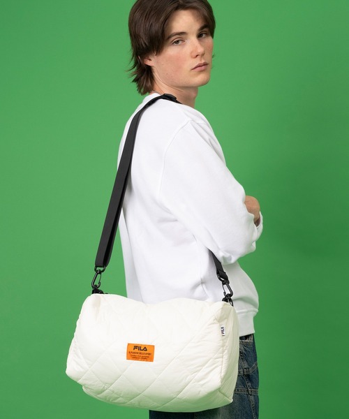 FILA（フィラ）の「FILA フィラ ブランド ロゴ 大容量 パデット キルティング ショルダーベルト パラコードハンドル 2WAY ドラム ショルダーバッグ 約25L（ショルダーバッグ・レディース・ブラック系/カーキ/アイボリー/ブラック/ブラック×レッド/トリコロール/ピンク・FREE）」の11枚目の写真
