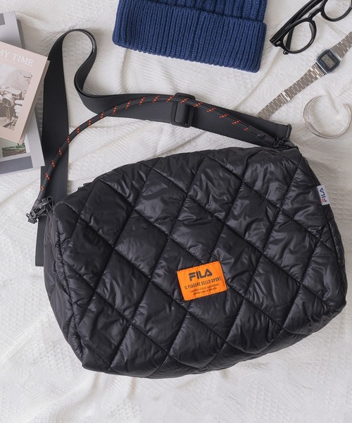 FILA（フィラ）の「FILA フィラ ブランド ロゴ 大容量 パデット キルティング ショルダーベルト パラコードハンドル 2WAY ドラム ショルダーバッグ 約25L（ショルダーバッグ・レディース・ブラック系/カーキ/アイボリー/ブラック/ブラック×レッド/トリコロール/ピンク・FREE）」の9枚目の写真
