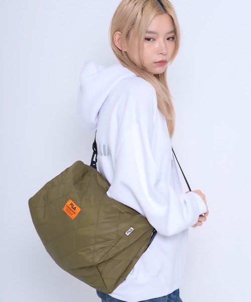 FILA（フィラ）の「FILA フィラ ブランド ロゴ 大容量 パデット キルティング ショルダーベルト パラコードハンドル 2WAY ドラム ショルダーバッグ 約25L（ショルダーバッグ・レディース・ブラック系/カーキ/アイボリー/ブラック/ブラック×レッド/トリコロール/ピンク・FREE）」の12枚目の写真