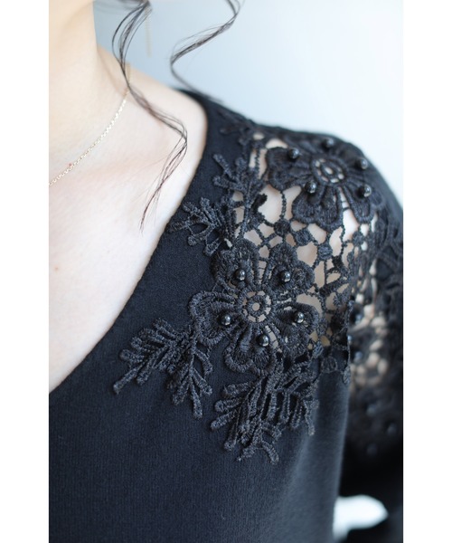 cawaii(カワイイ)の「上品な肌魅せ肩レースのニットプルオーバートップス(ニット/セーター・レディース・キャメル/ブラック/グレー/ホワイト・M/XL)」の13枚目の写真
