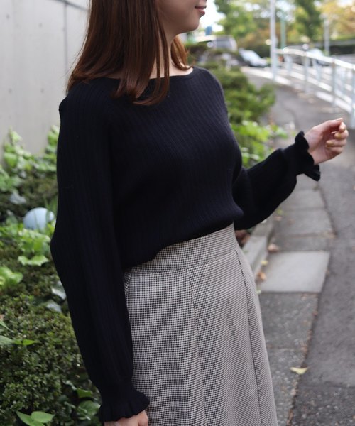 flower(フラワー)の「フリルリブニット(ニット/セーター・レディース・ブラック/ベージュ/アイボリー・FREE)」の1枚目の写真