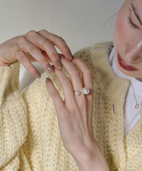 Phoebe(フィービィー)の「【シリーズ累計販売 10,000点突破!】【サイズ調整可能】Eye catchingパールリング<動画あり>(リング・レディース・ホワイト/ゴールド・FREE)」の16枚目の写真
