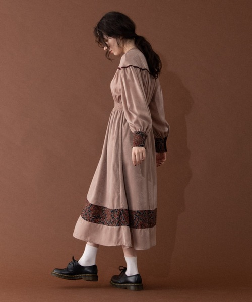 idem（イデム）の「paisley gathered onepiece/ペイズリーギャザーワンピース（ワンピース・レディース・ベージュ/ライトグレー・FREE）」の7枚目の写真