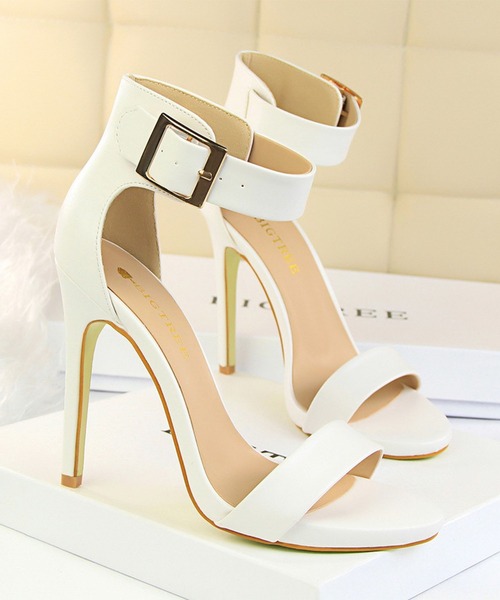 Anuenue（アヌエヌエ）の「シルクサテン ベルトストラップサンダル（サンダル・レディース・ホワイト/ピンク/ブラック・22.5cm/23.5cm/24.5cm/23.0cm/24.0cm/25.0cm）」の2枚目の写真