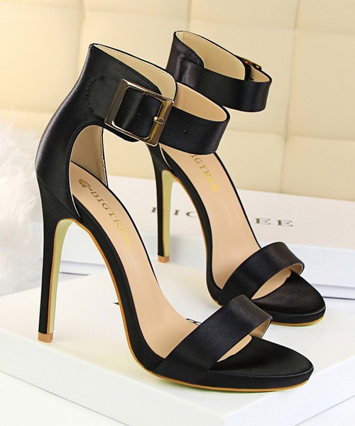 Anuenue（アヌエヌエ）の「シルクサテン ベルトストラップサンダル（サンダル・レディース・ホワイト/ピンク/ブラック・22.5cm/23.5cm/24.5cm/23.0cm/24.0cm/25.0cm）」の3枚目の写真