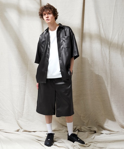 EMMA CLOTHES（エマクローズ）の「シンセティックレザー ワイド2タックショーツ EMMA CLOTHES（その他パンツ・メンズ・ブラック/グレイッシュベージュ・M/L）」の13枚目の写真