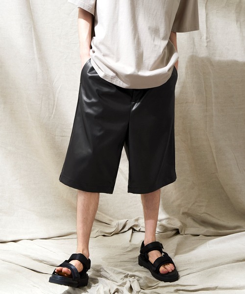 EMMA CLOTHES（エマクローズ）の「シンセティックレザー ワイド2タックショーツ EMMA CLOTHES（その他パンツ・メンズ・ブラック/グレイッシュベージュ・M/L）」の8枚目の写真