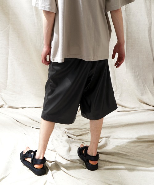 EMMA CLOTHES（エマクローズ）の「シンセティックレザー ワイド2タックショーツ EMMA CLOTHES（その他パンツ・メンズ・ブラック/グレイッシュベージュ・M/L）」の6枚目の写真