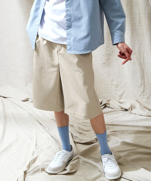 EMMA CLOTHES（エマクローズ）の「シンセティックレザー ワイド2タックショーツ EMMA CLOTHES（その他パンツ・メンズ・ブラック/グレイッシュベージュ・M/L）」の4枚目の写真