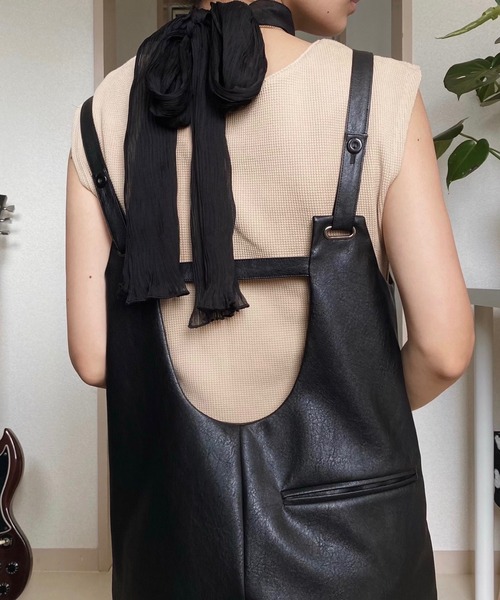 musubore(ムスボレ)の「2WAYレザーサロペット(サロペット/オーバーオール・レディース・ブラック・1/0)」の21枚目の写真