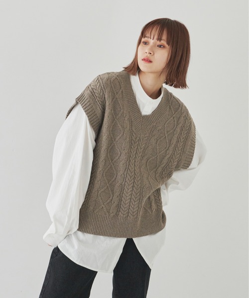 flaner（フラネ）の「ケーブルニットベスト（ベスト・レディース・ダークブラウン/カーキ/モカ・FREE）」の10枚目の写真