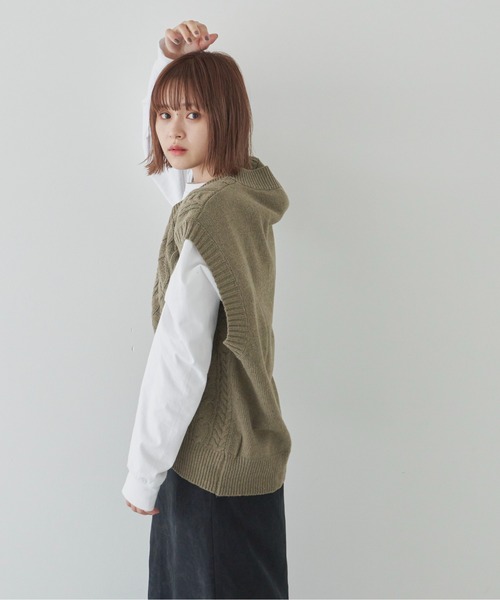 flaner（フラネ）の「ケーブルニットベスト（ベスト・レディース・ダークブラウン/カーキ/モカ・FREE）」の21枚目の写真