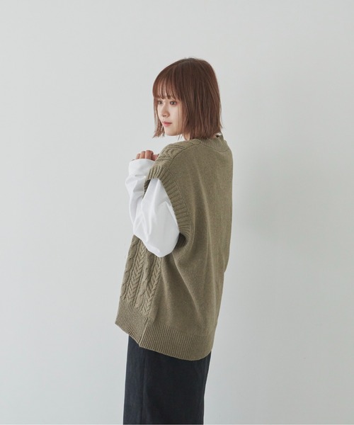 flaner（フラネ）の「ケーブルニットベスト（ベスト・レディース・ダークブラウン/カーキ/モカ・FREE）」の22枚目の写真