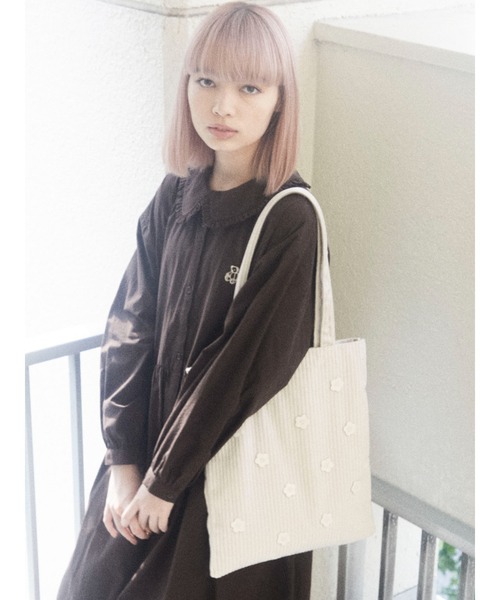 merry jenny(メリージェニー)の「おはな咲いたトートbag(トートバッグ・レディース・アイボリー/ブラック/ブルー・FREE)」の2枚目の写真