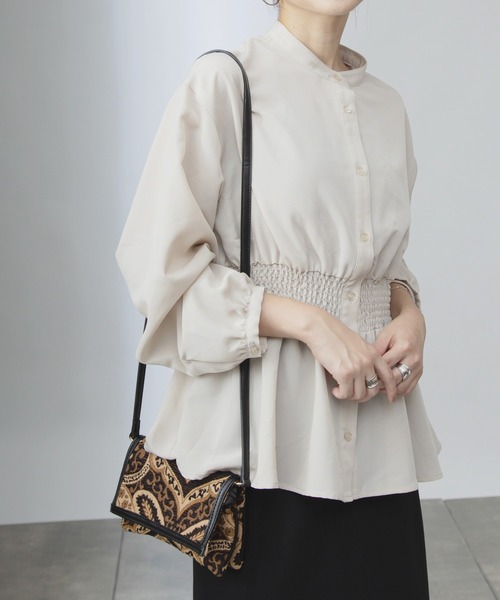 COLONY 2139（コロニートゥーワンスリーナイン）の「マットサテンウエストシャーリング長袖ブラウス（シャツ/ブラウス・レディース・オフホワイト/チャコールグレー/ベージュ/グリーン・SMALL/MEDIUM/LARGE）」の4枚目の写真