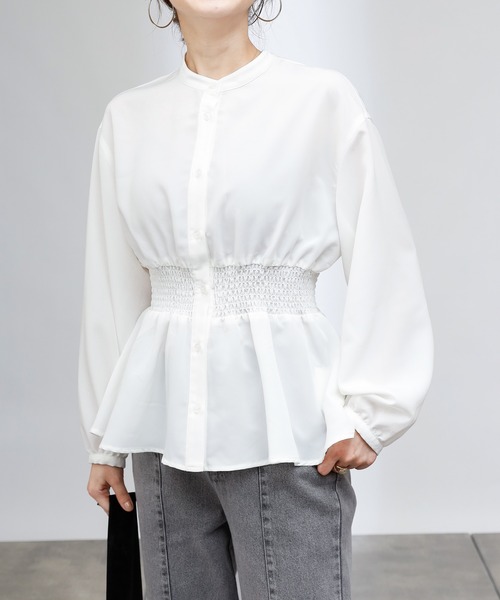 COLONY 2139（コロニートゥーワンスリーナイン）の「マットサテンウエストシャーリング長袖ブラウス（シャツ/ブラウス・レディース・オフホワイト/チャコールグレー/ベージュ/グリーン・SMALL/MEDIUM/LARGE）」の2枚目の写真