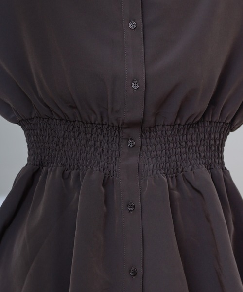 COLONY 2139（コロニートゥーワンスリーナイン）の「マットサテンウエストシャーリング長袖ブラウス（シャツ/ブラウス・レディース・オフホワイト/チャコールグレー/ベージュ/グリーン・SMALL/MEDIUM/LARGE）」の13枚目の写真