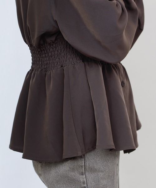 COLONY 2139（コロニートゥーワンスリーナイン）の「マットサテンウエストシャーリング長袖ブラウス（シャツ/ブラウス・レディース・オフホワイト/チャコールグレー/ベージュ/グリーン・SMALL/MEDIUM/LARGE）」の16枚目の写真