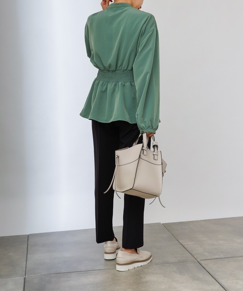 COLONY 2139（コロニートゥーワンスリーナイン）の「マットサテンウエストシャーリング長袖ブラウス（シャツ/ブラウス・レディース・オフホワイト/チャコールグレー/ベージュ/グリーン・SMALL/MEDIUM/LARGE）」の8枚目の写真