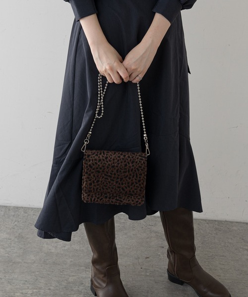 natural couture(ナチュラルクチュール)の「ボールチェーンミニショルダーバッグ(ショルダーバッグ・レディース・ブラウン/ピンク/その他1/その他2・FREE)」の1枚目の写真