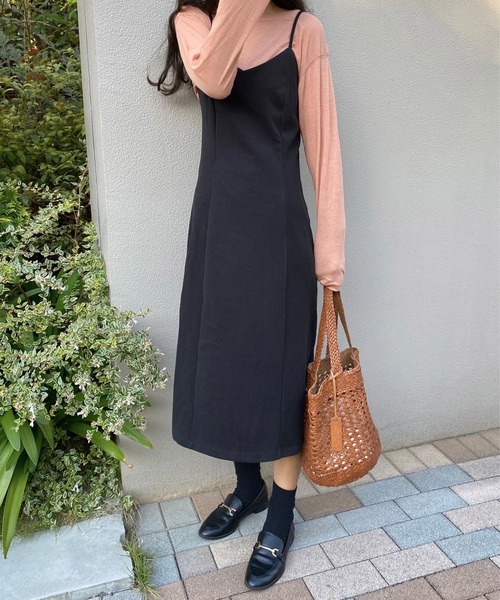 LAUIR（ラウアー）の「バックストリングキャミワンピース（ワンピース・レディース・ブラック/ベージュ/モカ/グレイッシュベージュ・FREE）」の2枚目の写真