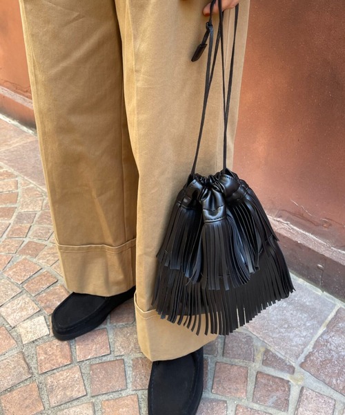 CIAOPANIC（チャオパニック）の「フリンジ巾着ショルダーバック（ショルダーバッグ・レディース・ブラック/グレー・FREE）」の2枚目の写真