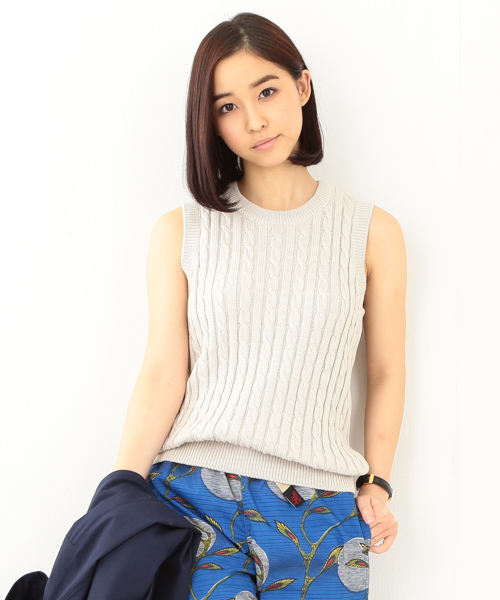 BEAMS BOY(ビームスボーイ)の「BEAMS BOY / 5ゲージ ケーブル編み クルーベスト(ベスト・レディース・ナチュラル/グレー/ネイビー・ONE SIZE)」の2枚目の写真