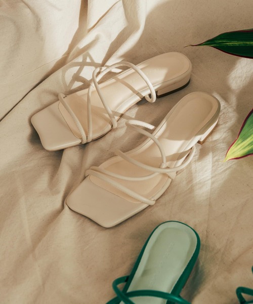 SENSE OF PLACE by URBAN RESEARCH(センスオブプレイスバイアーバンリサーチ)の「コードアシメクロスサンダル(サンダル・レディース・アイボリー/イエロー/シルバー/ブラック/グリーン・LARGE/SMALL/MEDIUM)」の2枚目の写真