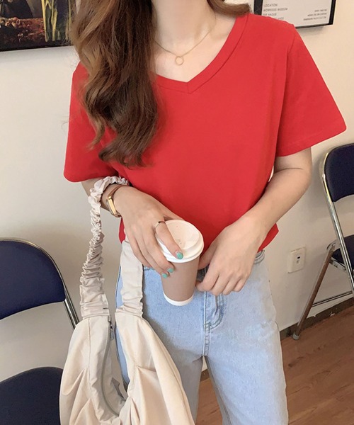 meJane(ミージェーン)の「大人ハンサムVネックシンプルTシャツ(Tシャツ/カットソー・レディース・ブラック/レッド/イエロー/ブルー/シャーベット/サーモンピンク・FREE)」の5枚目の写真